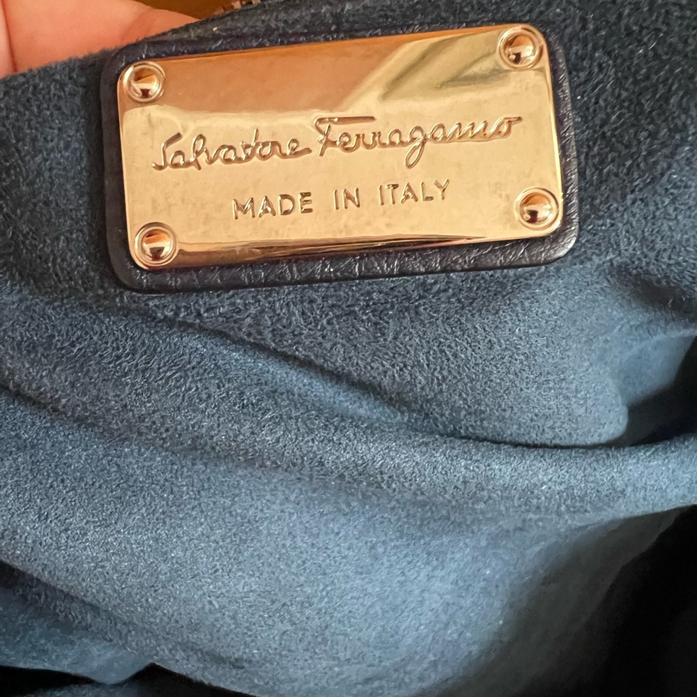 SOLD‼️Ferragamo tote bag with Gancini Buckles - Picture 4 of 6